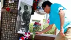 Seorang pria meletakkan karangan bunga di lokasi untuk mengenang kematian petinju legendaris Muhammad Ali, di Phoenix, Arizona, AS, Sabtu (4/6). Muhammad Ali meninggal pada usai 74 tahun setelah mendapatkan perawatan di RS. (REUTERS/Ricardo Arduengo)