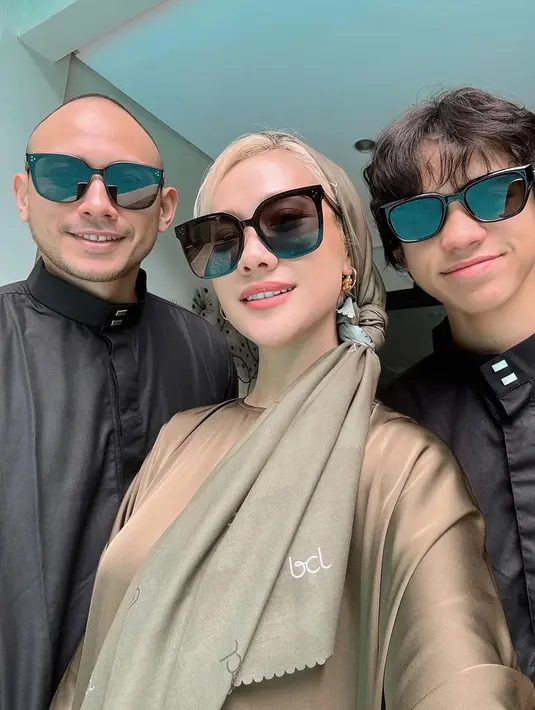 Bunga Citra Lestari dan keluarga tampil slay dengan busana muslim bernuansa hitam cokelat. Dipadu dengan kacamata hitam [@itsmebcl]
