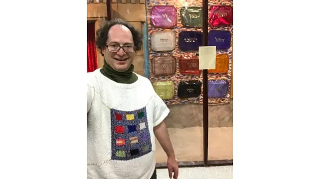 Bikin Takjub, Pria Ini Buat Sweater Persis Seperti Tempat yang Dikunjunginya