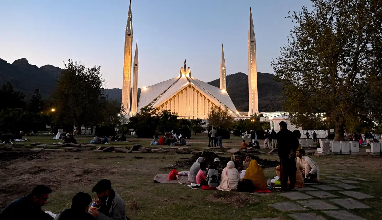 Selain berbuka puasa bersama, Umat Muslim Pakistan menyambung tali silaturahim di Masjid Faisal, Islamabad. (Aamir Qureshi/AFP)