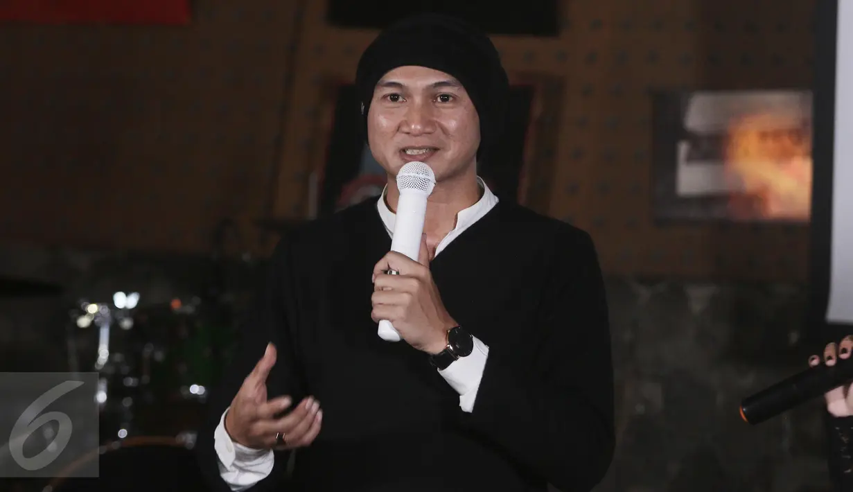 Penyanyi Anji saat peluncuran singel terbarunya di kawasan Antasari, Jakarta, Rabu (17/5). Anji meliris  single terbaru berjudul 'Bidadari Tak Bersayap' yang didedikasikan kepada istrinya, Wina Natalia. (Liputan6.com/Herman Zakharia)
