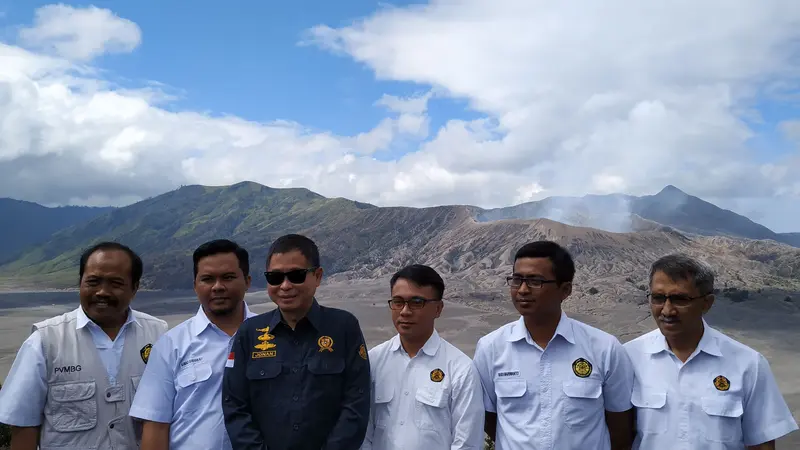 Menteri ESDM Ignasius Jonan memantau langsung aktivitas vulkanik Gunung Bromo, dengan mendatangi pos pengamatan gunung api di Kabupten Probolinggo‎, Jawa Timur, Selasa (8/1/2019).