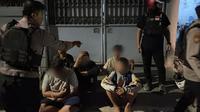 Tim Patroli Perintis Presisi Polres Metro Jakarta Barat menangkap 6 remaja yang diduga hendak tawuran di kawasan Jalan Kebon Jeruk Raya. Dari operasi ini, polisi turut menyita sejumlah senjata tajam seperti golek, hingga cocor bebek. (Foto: Istimewa)