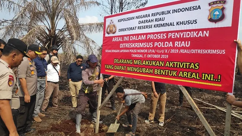 Penyidik Reskrimsus Polda Riau memasang plang di lahan perusahaan pembakar lahan karena memicu kabut asap.