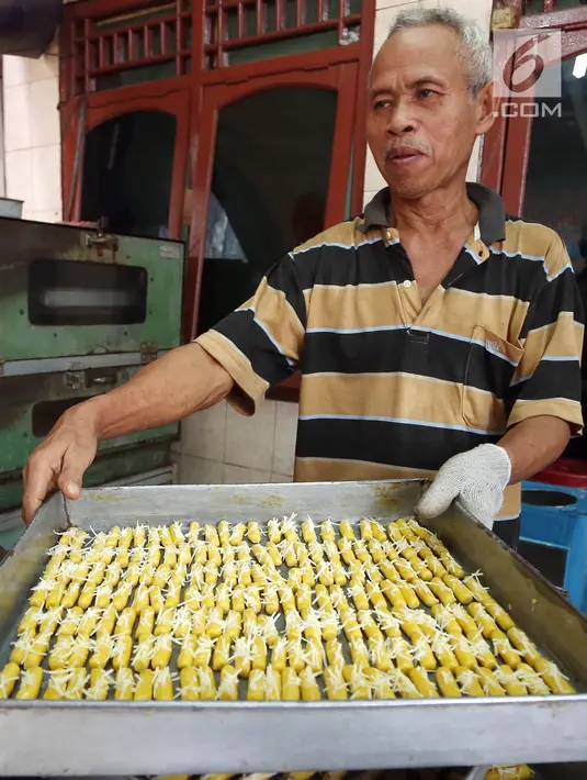 Pekerja membawa adonan kue kering saat proses pembuatan di industri rumahan kawasan Kwitang, Jakarta, Sabtu (18/5/2019). Penjualan kue kering jelang Lebaran meningkat hingga 50 persen dibanding hari-hari biasanya. (Liputan6.com/Herman Zakharia)