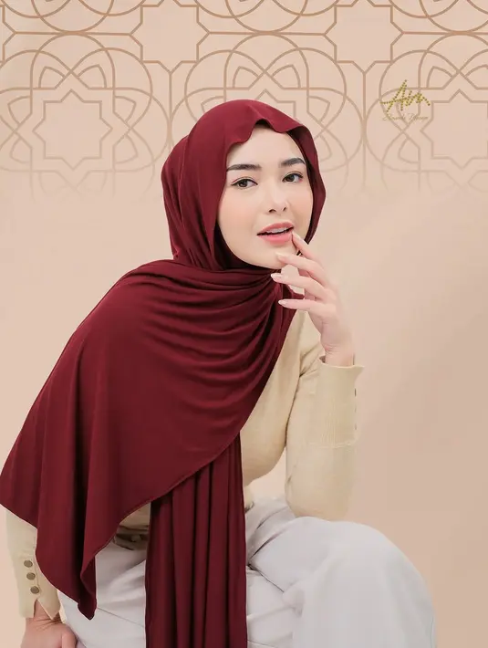 Dalam unggahannya di media sosial, aktris berbakat ini tampil memukau dengan tren hijab pashmina meleyot yang sedang digandrungi banyak hijabers.  [@ambyamandamanopo].