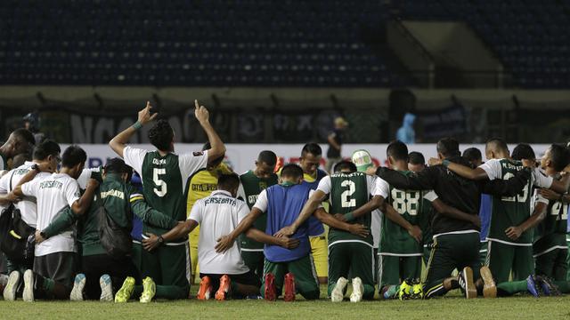 Para pemain Persebaya Surabaya merayakan kemenangan atas Perseru Serui pada laga Piala Presiden 2019. (Bola.com/Yoppy Renato)