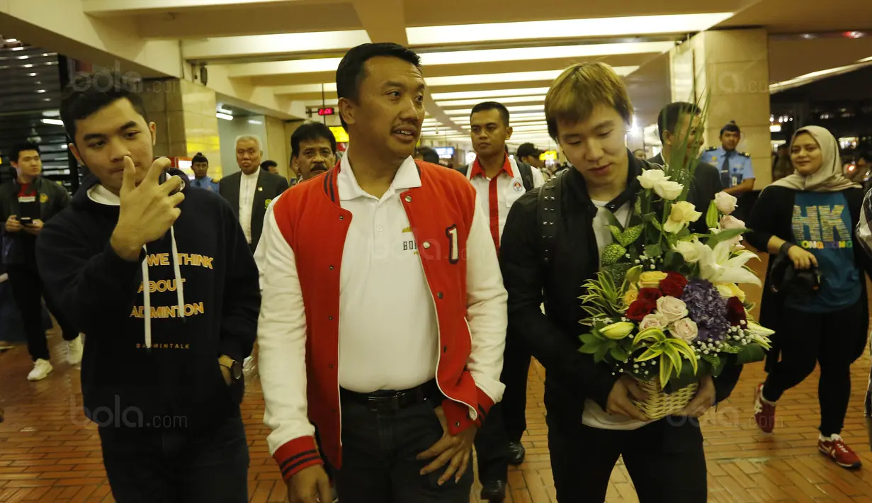 Menpora, Imam Nahrawi berbincang dengan Marcus Gideon saat penyambutan di Bandara Soekarno Hatta, Senin (18/12/17). Kevin-Marcus berhasil menjuarai Dubai Super Series 2017. (Bola.com/M Iqbal Ichsan)