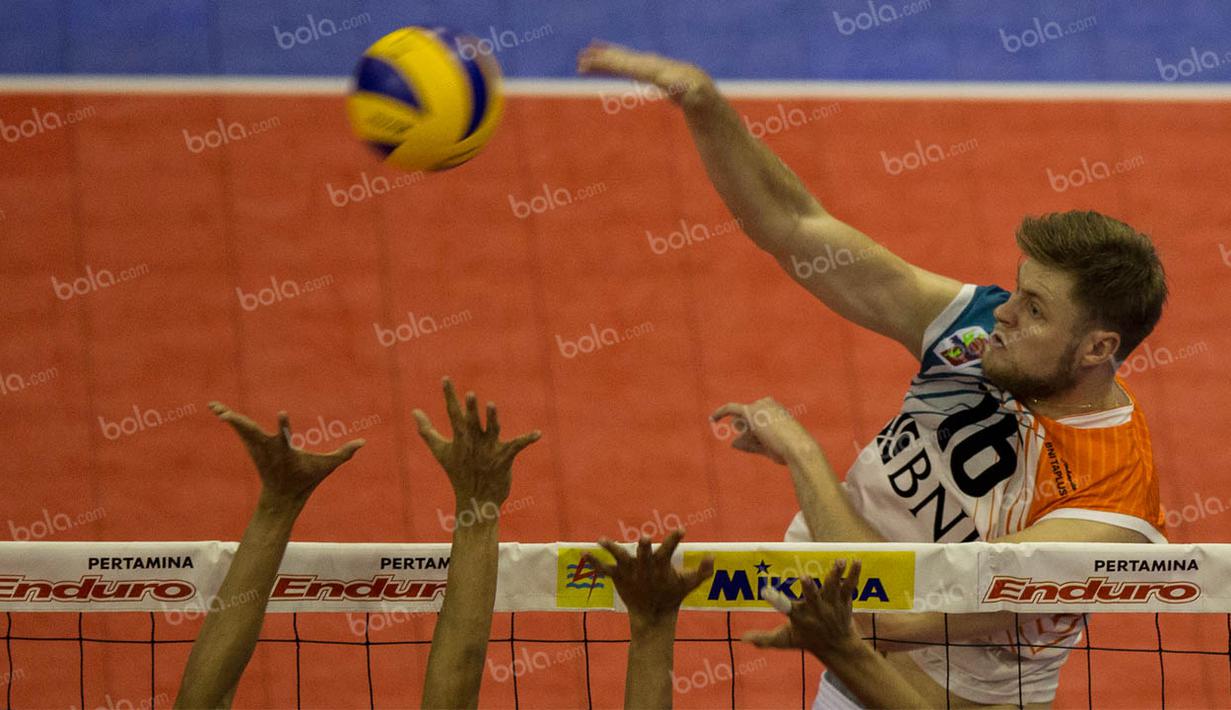 Pevoli Jakarta BNI Taplus, Jose Da Silveira, melakukan smash saat melawan Surabaya Samator pada laga final Proliga 2016. Surabaya Samator menaklukkan Jakarta BNI Taplus dengan skor 3-0 (25-18, 25-22, 25-22). (Bola.com/Vitalis Yogi Trisna)