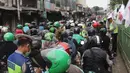 Polisi menilang pengendara sepeda motor yang menerobos jalur Transjakarta di Jalan Sultan Agung, Manggarai, Jakarta, Rabu (12/2/2020). Pengendara kerap melintasi jalur Transjakarta untuk menghindari kemacetan lalu lintas. (Liputan6.com/Herman Zakharia)
