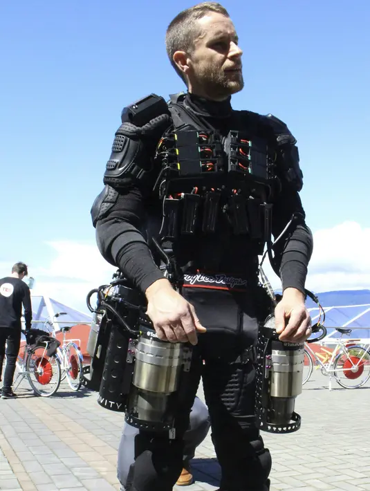 Richard Browning menjelaskan penemuannya, yakni kostum terbang yang diilhami superhero Iron Man, di Vancouver, Kanada, 27 April 2017. Pria 38 tahun itu mengembangkan kostum jetnya dengan bantuan sejumlah teman selama 18 bulan terakhir. (GLENN CHAPMAN/AFP)