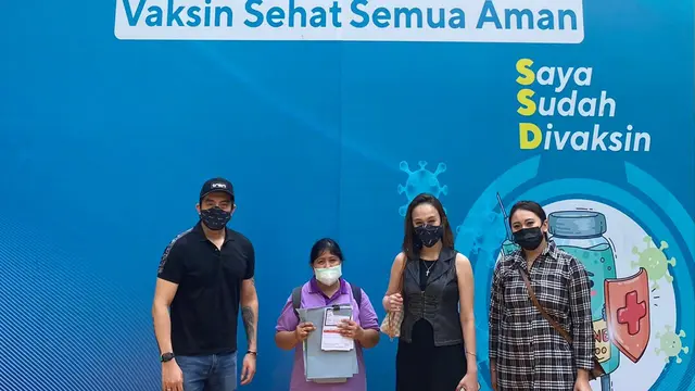 Martin Carter dan Allia Rosa saat menyelenggarakan vaksin di SMAN 2 Jakarta, Jalan Gajah Mada Jakarta Barat.