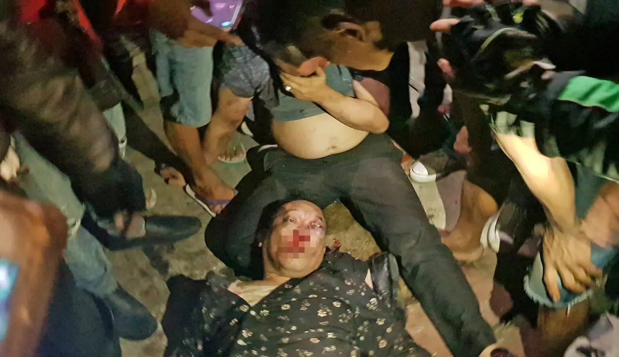 Salah satu terduga pengemudi mobil sedan Toyota Camry warna hitam berplat nomor B 1185 TOD babak belur diamuk warga di kawasan Saharjo, Jakarta, Kamis (18/4). Warga mengamuk karena diduga pengemudi menabrak belasan pengendara sepeda motor dan mobil yang memakan korban. (Liputan6.com/Herman Zakharia)