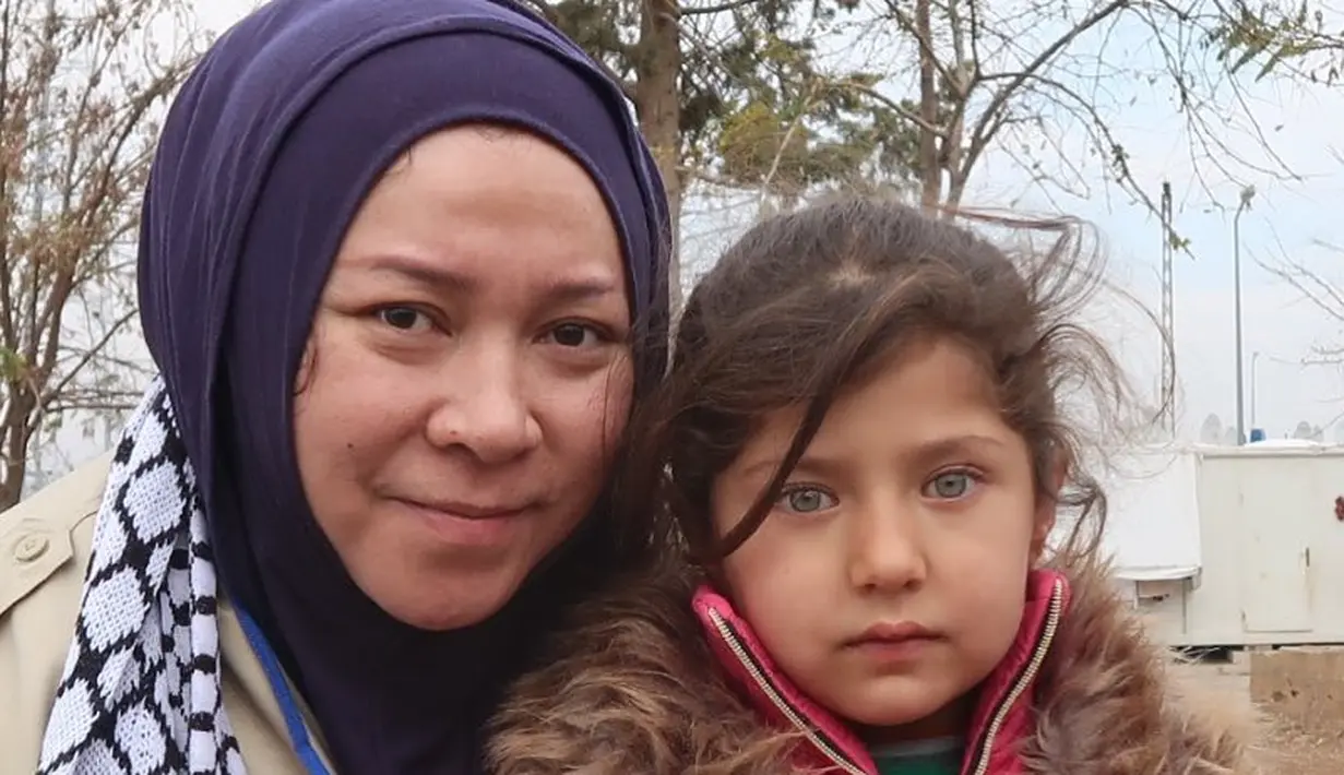 <p>Menurutnya keadaan para pengungsi itu sudah sangat tak peduli dengan keadaan sekitarnya. Meski mendapatkan program trauma healing, namun apa yang telah mereka alami sudah sangat menancap di dalam jiwa. (foto: instagram.com/melly_goeslaw)</p>