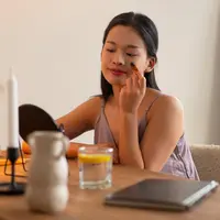 Pelembap adalah kunci utama dalam rutinitas skincare kulit kering. Moisturizer membantu meningkatkan kadar air di kulit sekaligus mengunci kelembapan agar tidak mudah menguap. (foto/dok: freepik)