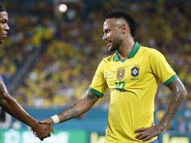 Striker Brasil, Neymar Jr, bersalaman dengan striker Kolombia, Orlando Berrio, usai laga persahabatan di Stadion Hard Rock, Florida, Jumat (6/9). Kedua negara bermain imbang 2-2. (AFP/Rhona Wise)