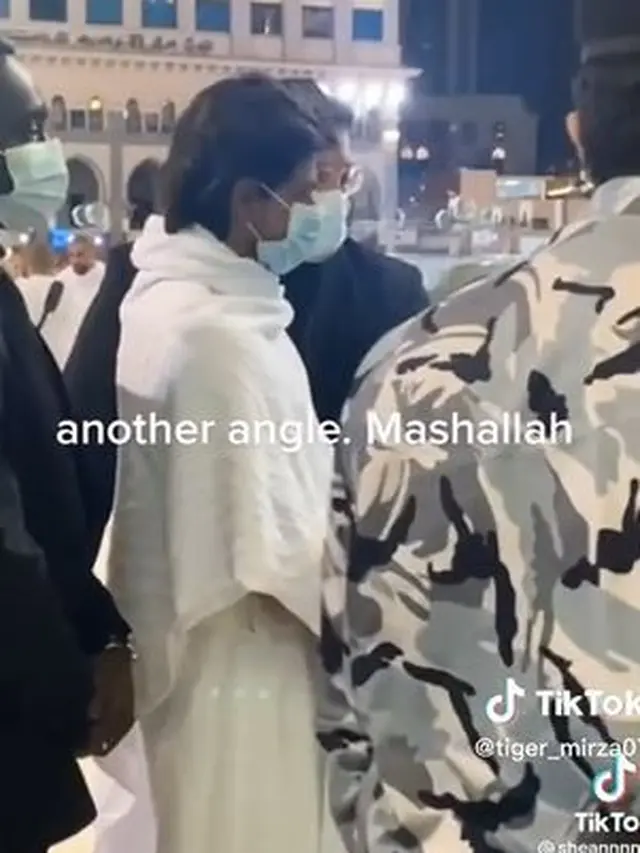 6 Potret Shah Rukh Khan Jalani Ibadah Umrah, Jadi Sorotan