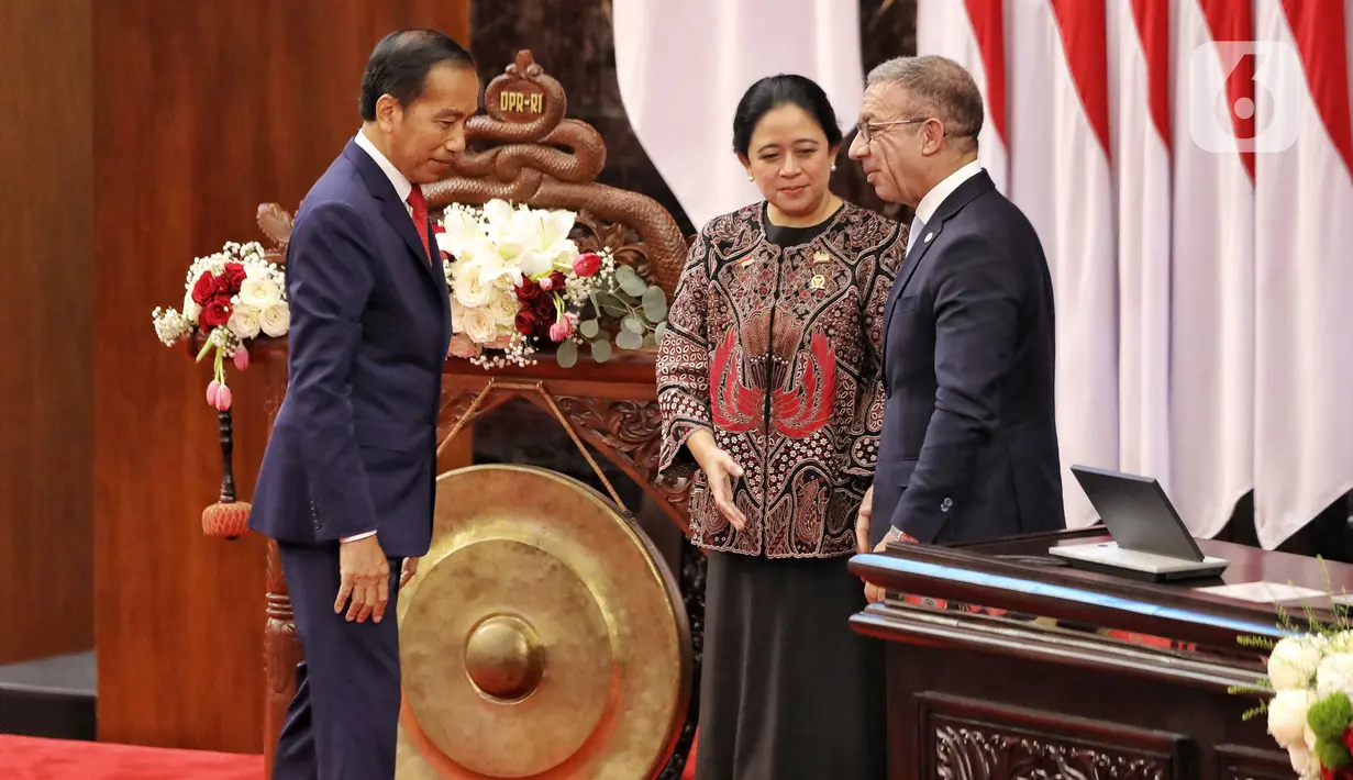 Presiden Joko Widodo bersama Ketua DPR RI Puan Maharani, dan Presiden Inter-Parliamentary Union (IPU) Duarte Pacheco saat pembukaan the 8th G20 Parliamentary Speakers' Summit (P20) di Gedung Nusantara, Kompleks Parlemen, Senayan, Jakarta, Kamis, (6/10/2022). P20 merupakan forum yang delegasinya terdiri atas parlemen dari seluruh negara G20 dan diselenggarakan dalam satu rangkaian KTT G20, dalam forum tersebut DPR RI yang menjadi tuan rumah mengusung tema ‘Stronger Parliament for Sustainable Recovery'. (Liputan6.com/Angga Yuniar)
