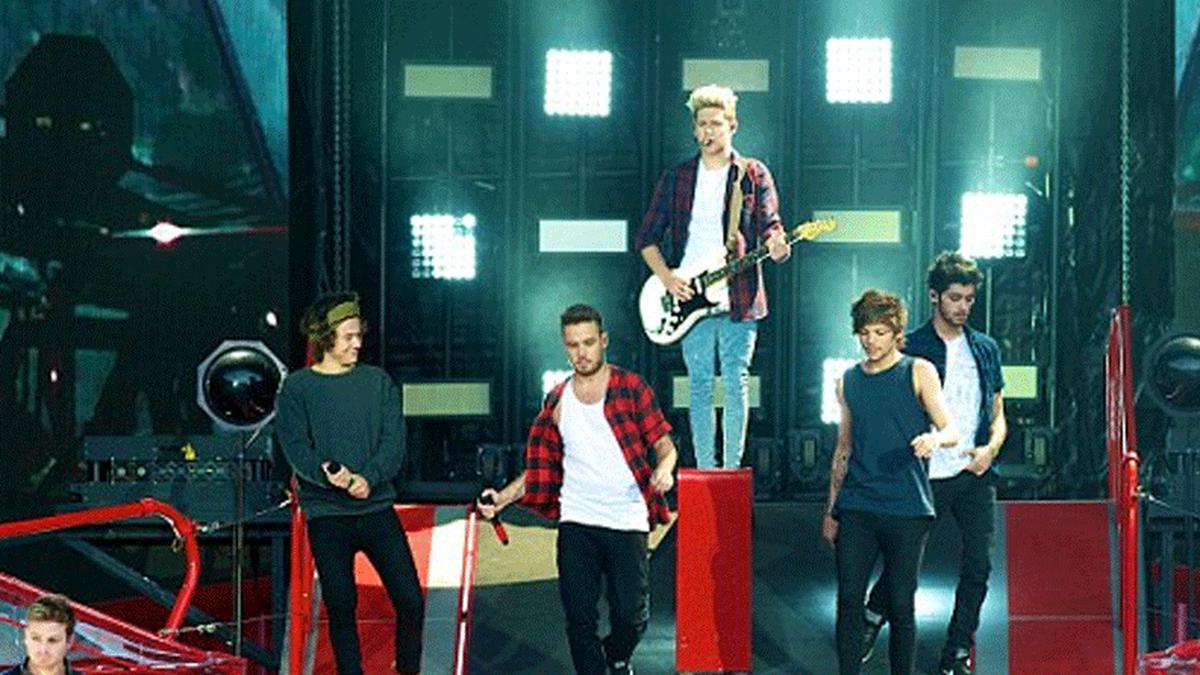 One Direction Manggung, Louis Tomlinson Diikuti Pacar - ShowBiz ...