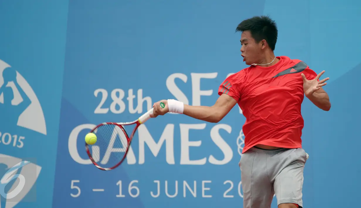 Petenis Indonesia, David Susanto mengembalikan bola ke arah petenis Thailand, Sornbutnark di final tunggal putra SEA Games ke-28 di Kallang Tenis Centre, Singapura, MInggu (14/6/2015). David kalah 6-4, 3-6, 3-6. (Liputan6.com/Helmi Fithriansyah)