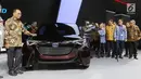Wapres Jusuf Kalla didampingi Menperin Airlangga Hartarto, Menhub Budi Karya dan Presdir Astra International Prijono Sugiarto, saat meninjau stan pameran usai membuka Gaikindo Indonesia Internasional Auto Show (GIIAS) 2019 di ICE BSD Serpong, Tangerang, Kamis (18/7/2019). (Liputan6.com/Fery Pradolo)