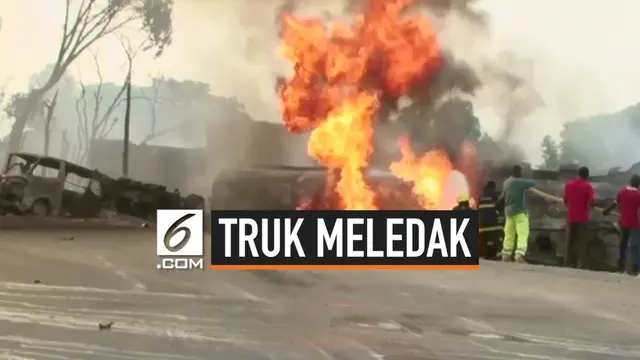 Truk pengangkut bahan bakar meledak usai kehilangan kendali dan menghantam tiga mobil di Uganda barat. Akibatnya 19 orang tewas dalam insiden ini.