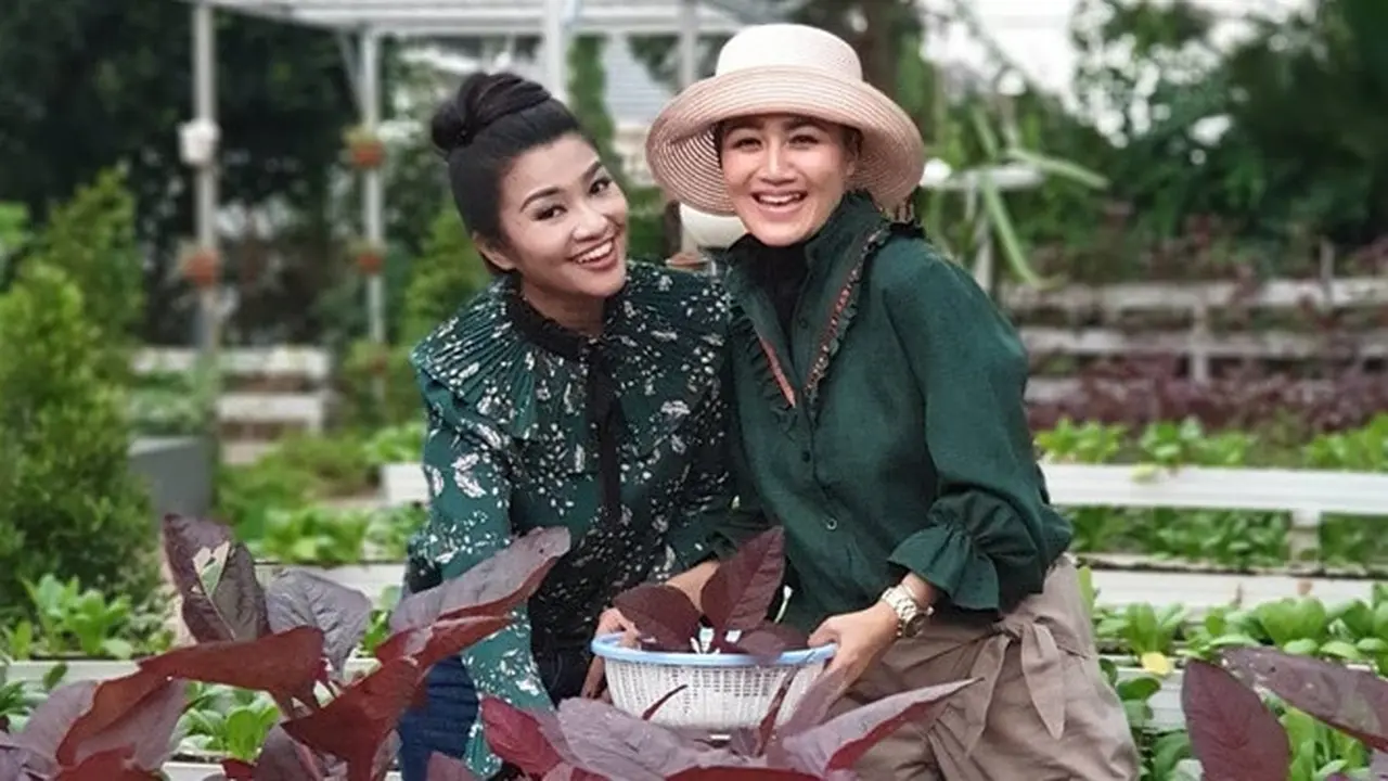 Jarang Tersorot, Ini 7 Potret Kebersamaan Fitri Carlina dan Sang Kakak