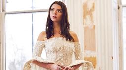 Bak putri kerajaan, wanita berusia 25 tahun ini memakai gaun off shoulder berwarna lembut dengan motif bunga. Meski rambutnya ditata sederhana, Anya sukses pukau penggemarnya.(Liputan6.com/IG/@anyataylorjoy)