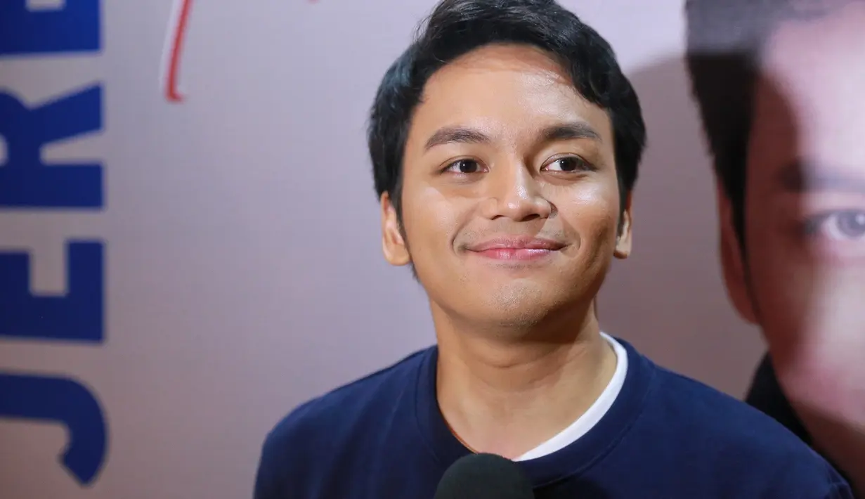 “Kebetulan gua lahir tahun 1991 tapi musiknya tuh di era gua belum lahir dan musik itu yang membuat gua happy dan bergoyang. Saat gua happy otomatis pesannya pasti sampai ke penggemar," paparnya. (Adrian Putra/Bintang.com)