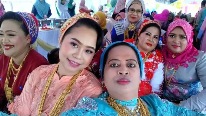 [Bintang] Pakaiannya Sih Biasa, tapi Coba Lihat Perhiasan yang Dipakai Satu Keluarga Ini