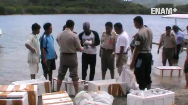 Puluhan terumbu karang illegal diamankan Polair Polda NTB dan pihak Karantina Ikan, saat akan dibawa menyeberang ke Banyuwangi.