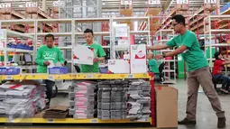 Pekerja tengah melakukan pengepakan di gudang Mataharimall.com di Jakarta, Rabu (20/1/2016). Penetapan E-Commerce menjadi program nasional pemerintah akan diluncurkan akhir Januari 2016. (Liputan6.com/Angga Yuniar)