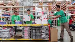 Pekerja tengah melakukan pengepakan di gudang Mataharimall.com di Jakarta, Rabu (20/1/2016). Penetapan E-Commerce menjadi program nasional pemerintah akan diluncurkan akhir Januari 2016. (Liputan6.com/Angga Yuniar)