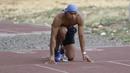 Atlet lari gawang Indonesia, Rio Maholtra, melakukan latihan jelang SEA Games 2019 di Stadion Madya, Jakarta, Senin (7/9). Selain sebagai atlet, Rio adalah seorang tentara yang bertugas mengawal Presiden. (Bola.com/M Iqbal Ichsan)