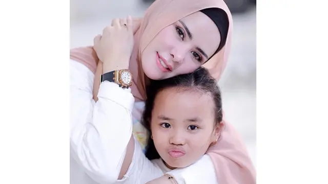 Jarang Tersorot, Ini 7 Momen Manis Angel Lelga dan Sang Putri