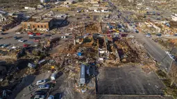 Sejumlah bangunan hancur setelah diterjang tornado di Mayfield, Kentucky, Amerika Serikat, 11 Desember 2021. Menurut Presiden AS Joe Biden, tornado ini kemungkinan menjadi salah satu tornado terbesar dalam sejarah AS. (Ryan C. Hermens/Lexington Herald-Leader via AP)