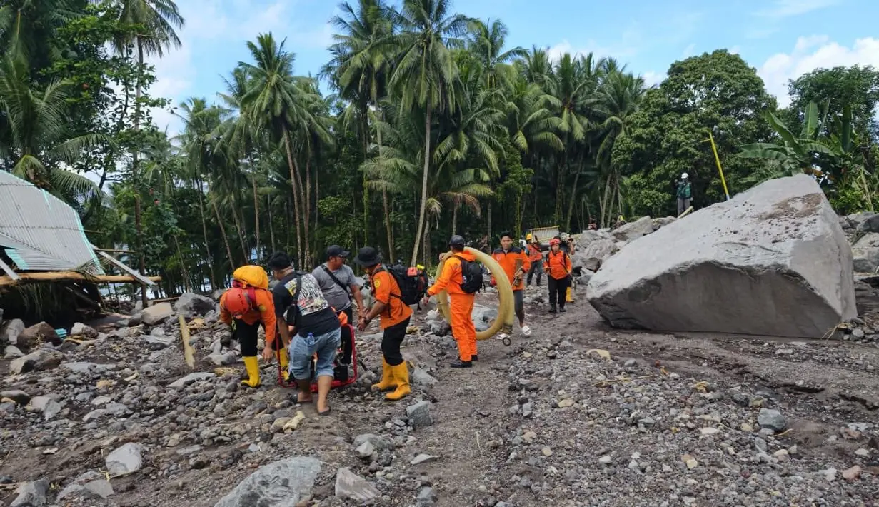Saat ini, tim SAR Gabungan tengah melaksanakan orientasi medan dan upaya pencarian akses menuju wilayah yang terisolir akibat banjir bandang. Tampak dalam foto, personel Badan Nasional Pencarian dan Pertolongan (Basarnas) Manado membawa sejumlah alat yang diperlukan guna membantu operasi pencarian dan pertolongan korban bencana banjir bandang di Kabupaten Kepulauan Siau Tagulandang Biaro, Provinsi Sulawesi Utara, Selasa 6 Januari 2026. (Foto: Basarnas)