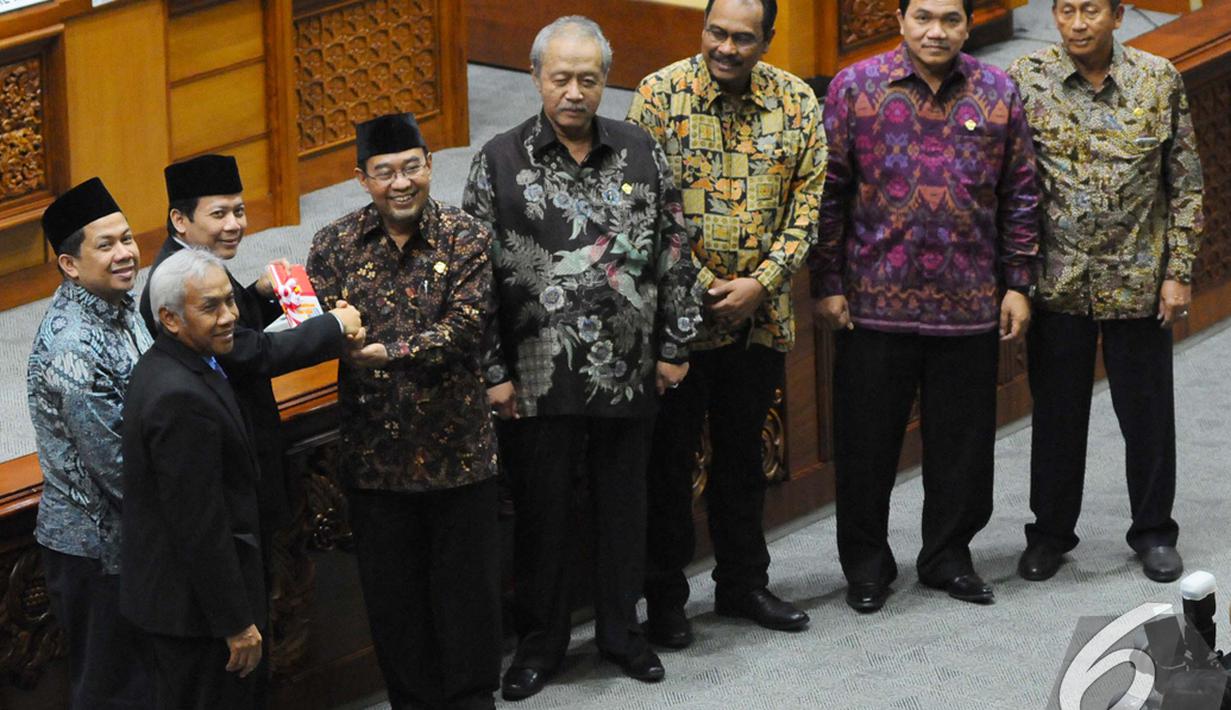 Ketua Badan Pemeriksa Keuangan (BPK) Harry Azhar Aziz (keempat kiri) memberikan laporan hasil pemeriksaan Semester l tahun 2014 kepada wakil ketua DPR RI Taufik Kurniawan (ketiga kiri), Jakarta, Selasa (2/12/2014). (Liputan6.com/Andrian M Tunay)
