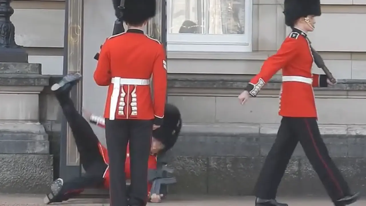 Detik-detik Penjaga Istana Buckingham Terpeleset &amp; Jatuh 