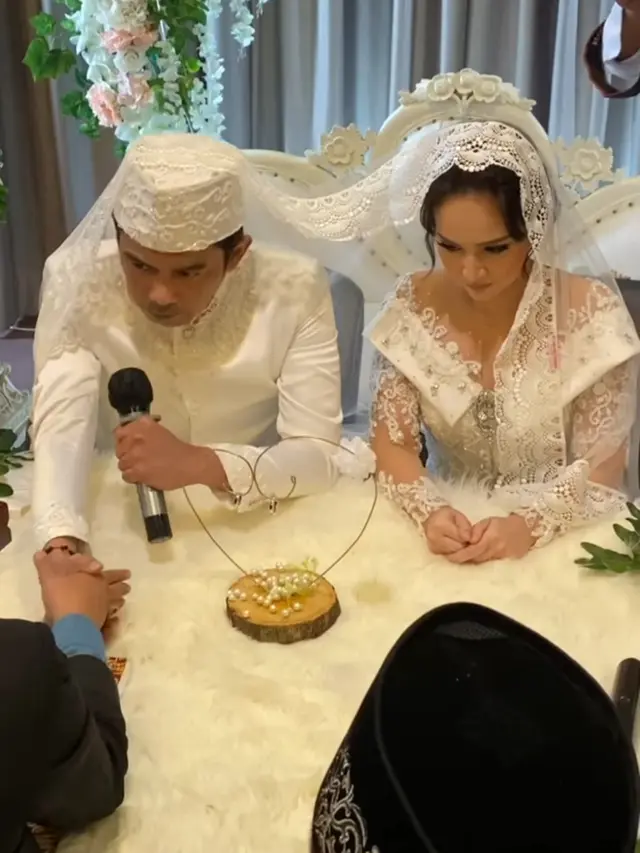 6 Momen Pernikahan Angelica Simperler dan Rico Hidros Daeng, Berlangsung Khidmat