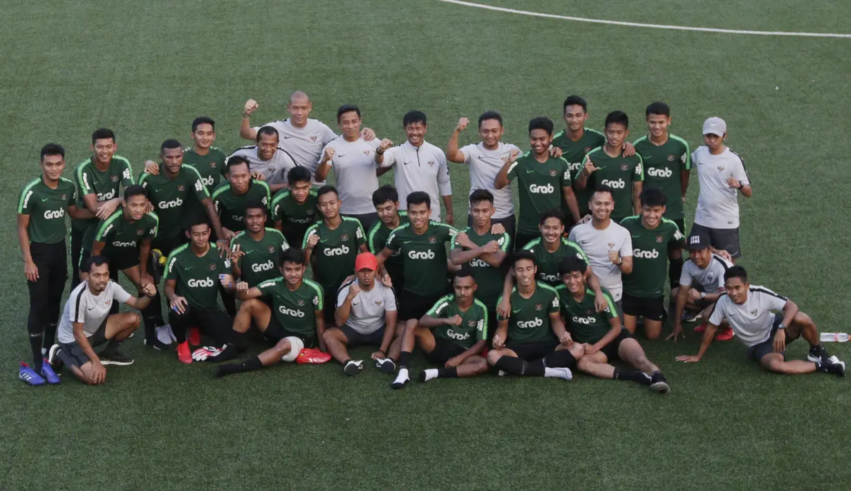 Pemain Timnas Indonesia U-22 foto bersama usai latihan di Lapangan ABC Senayan, Jakarta, Kamis (14/2). Latihan ini merupakan persiapan terakhir jelang Piala AFF U-22 2019 di Kamboja. (Bola.com/M. Iqbal Ichsan)