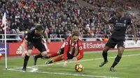 Pemain Sunderland, Adnan Januzaj (tengah) mendapat pengawalan ketat dari dua pemain Liverpool pada laga Premier League di Stadium of Light, (2/1/2017). Liverpool bermain imbang 2-2.  (Action Images via Reuters/Lee Smith) 