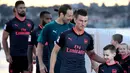 Para pemain Arsenal usai menjalani sesi pemotretan menggunakan jersey ketiga di Pelabuhan Denison, Sydney, Rabu (12/7/2017). Arsenal melakukan tur pramusim ke Australia dengan melawan Sydney FC dan Sydney Wanderers. (EPA/Paul Miller)