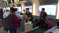 Hari Pahlawan, Petugas Bandara Juanda Berpakaian Pejuang (FOTO/Liputan6.com/Dian Kurniawan )