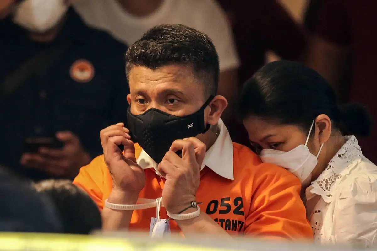 Pelukan Erat Ferdy Sambo kepada Putri Candrawathi Saat Rekonstruksi Pembunuhan Brigadir J