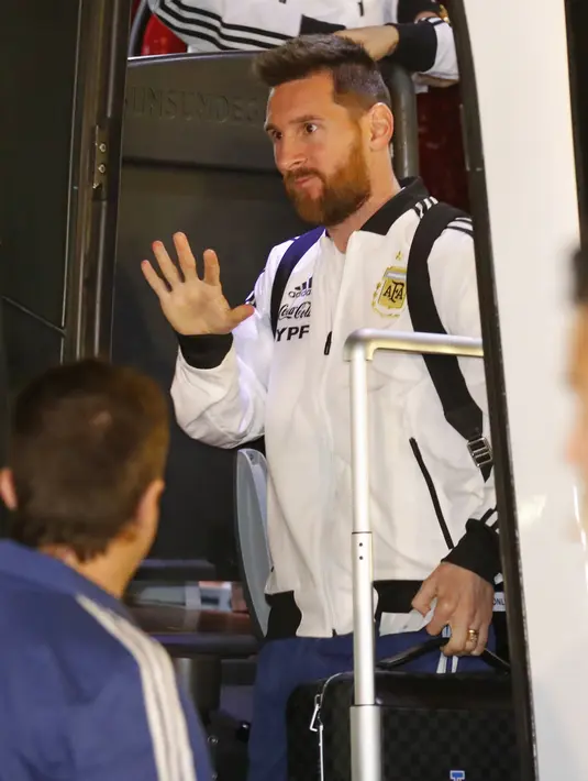Megabintang timnas Argentina, Lionel Messi, tiba di hotel Hilton menjelang laga persahabatan atau uji coba melawan Uruguay di Tel Aviv, Minggu (17/11/2019). Sebelumnya laga persahabatan antara Argentina vs Uruguay di Israel terancam batal menyusul situasi memanas di kawasan tersebut. (Jack GUEZ/AFP)