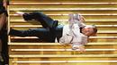 Ekspresi James Corden ketika jatuh dari tangga panggung Grammy Awards 2017 di Los Angeles, Minggu (12/2). Corden masuk ke atas panggung dengan tergopoh-gopoh, bahkan terjatuh dan sebelah sepatunya terlepas. (KEVIN WINTER/GETTY IMAGES NORTH AMERICA/AFP)