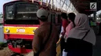 Di Hari Raya Idul Fitri ini masyarakat tetap antusias menggunakan moda transportasi kereta rel listrik (KRL). Libur Lebaran ini KRL tetap beroperasi normal.