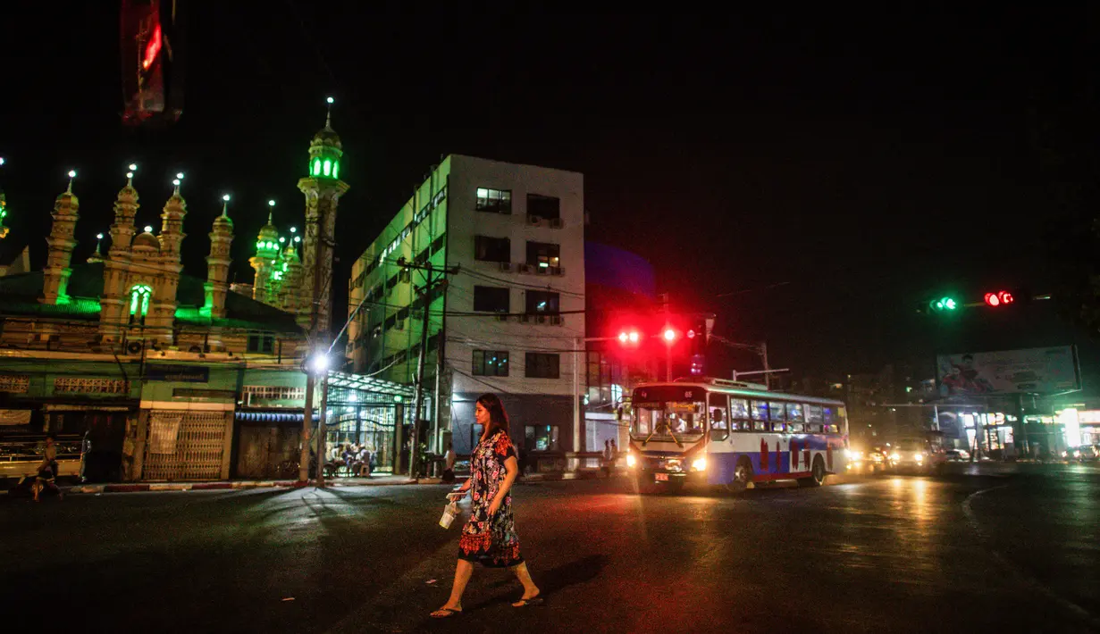 Bahkan sebelum kudeta militer pada tahun 2021, jaringan listrik Myanmar yang sudah tua dan berderit kesulitan untuk membuat kipas angin tetap berputar dan AC berdengung selama musim panas. (Sai Aung MAIN / AFP)
