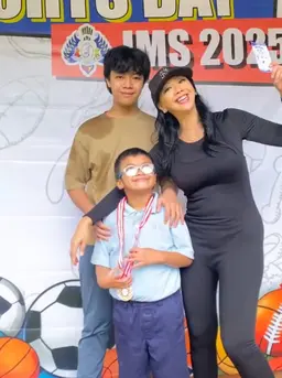 Asri Welas bersama kedua anak laki-lakinya yang tampak kompak. [@asri_welas]